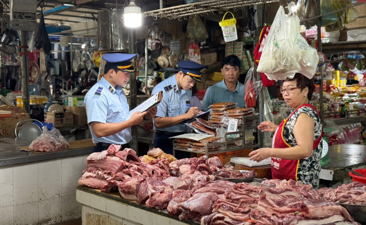 Đội QLTT số 1: Tăng cường tuyên truyền, ký cam kết nhằm nâng cao ý thức chấp hành pháp luật của người dân trong công tác phòng, chống bệnh Dịch tả lợn Châu Phi