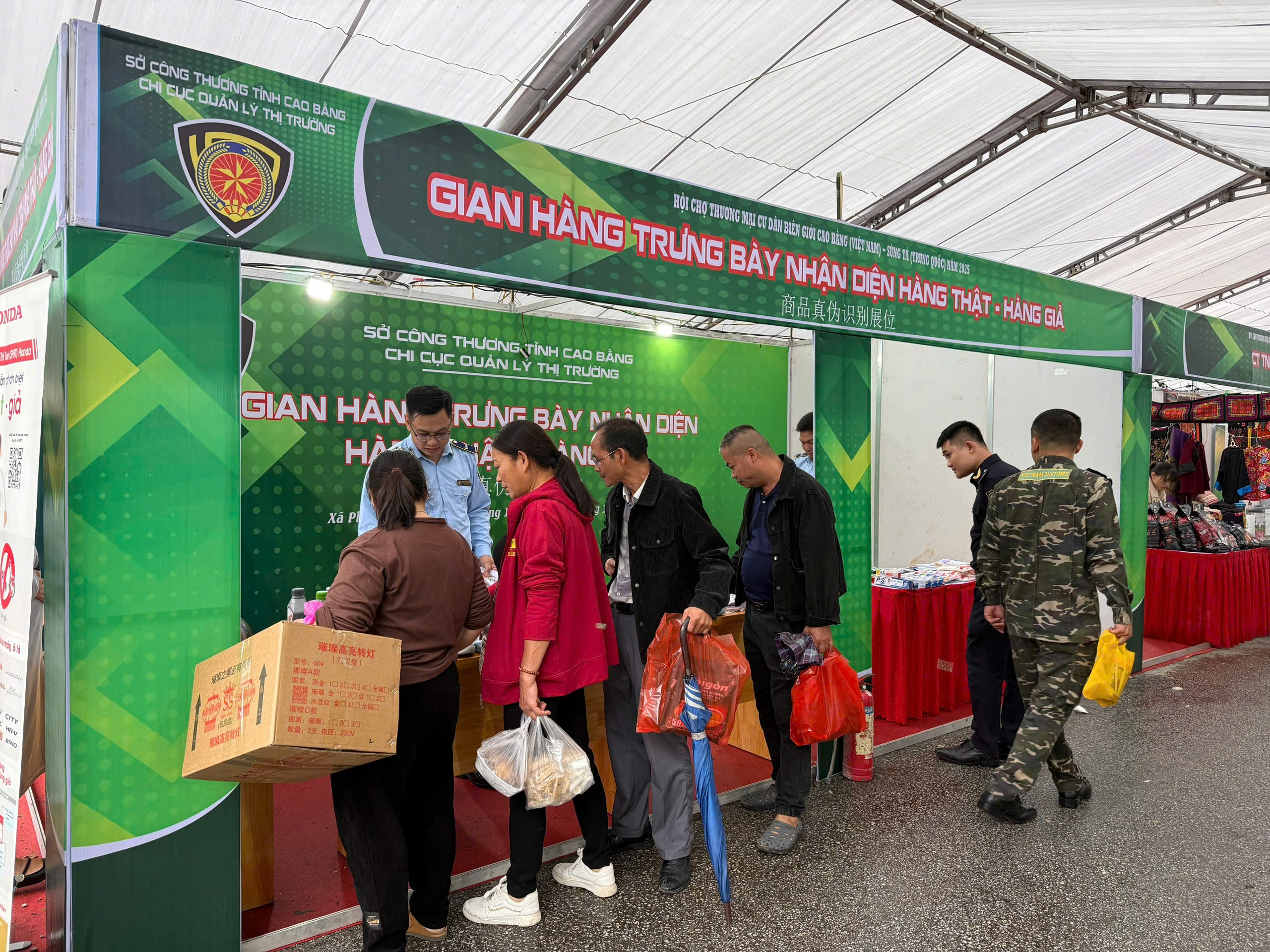 Chi cục QLTT tỉnh Cao Bằng tổ chức gian hàng trưng bày, nhận diện hàng thật, hàng giả tại Hội chợ thương mại cư dân biên giới Cao Bằng (Việt Nam) - Sùng Tả (Trung Quốc) năm 2025